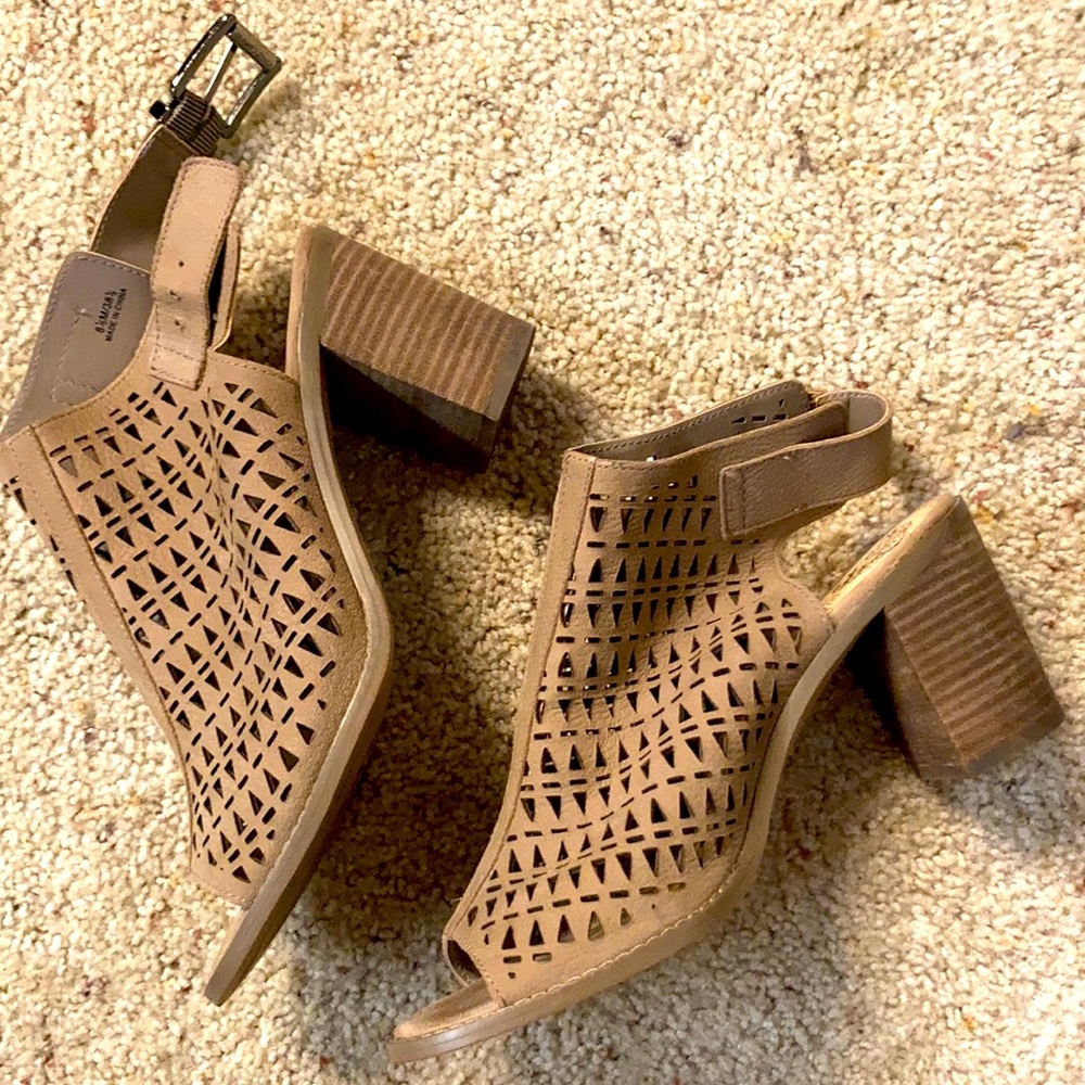 Cute Vince Camuto nude wedges!
